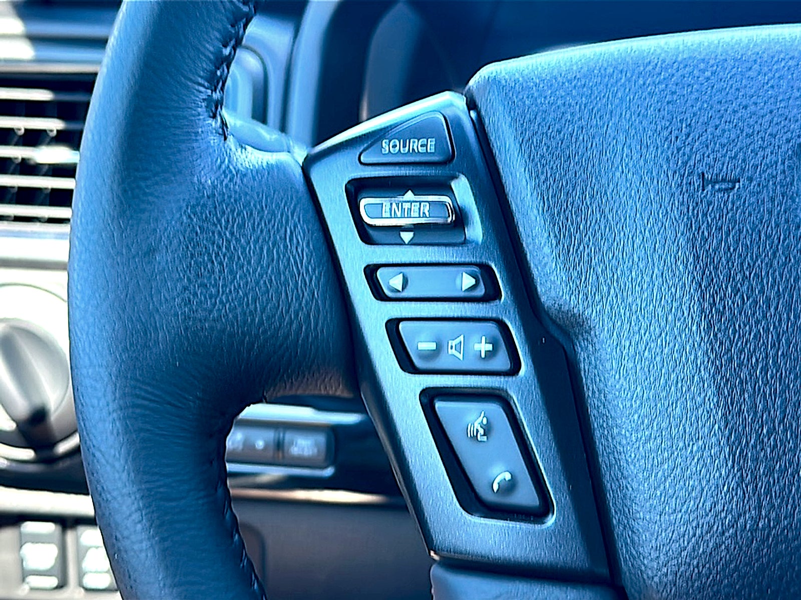 2023 Nissan TITAN Crew Cab SV 4x2