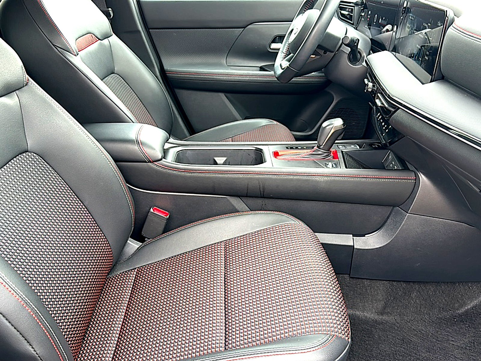 2025 Nissan Kicks SR FWD