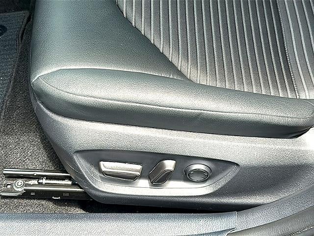 2024 Toyota Camry SE Auto (SE)