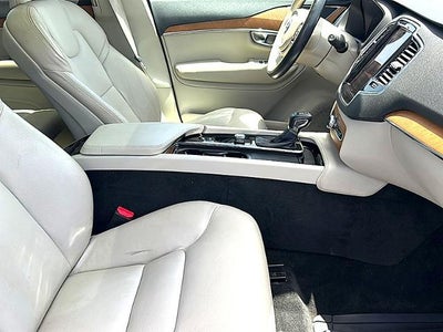 2022 Volvo XC90 T6 AWD Momentum 6P