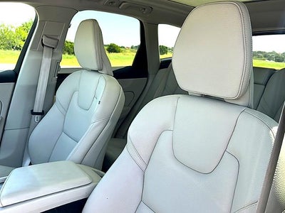 2023 Volvo XC60 B5 FWD Plus Bright Theme